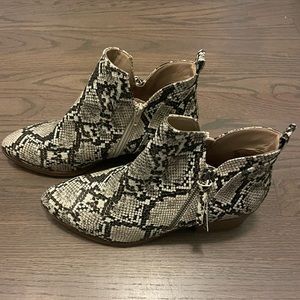 Women’s snake skin boots in size 9